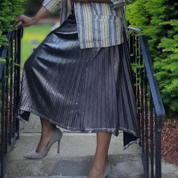 Simply Salted Metallic Pleated Skirt - Picture 2 of 3